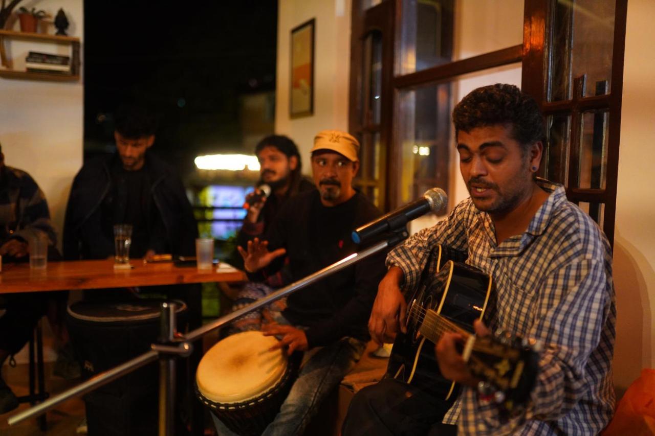 Young Monk Hostel & Cafe Dharamkot МакЛеод Ганж Екстериор снимка
