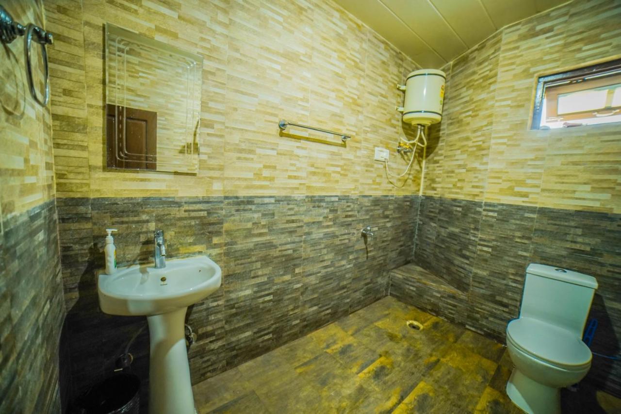 Young Monk Hostel & Cafe Dharamkot МакЛеод Ганж Стая снимка