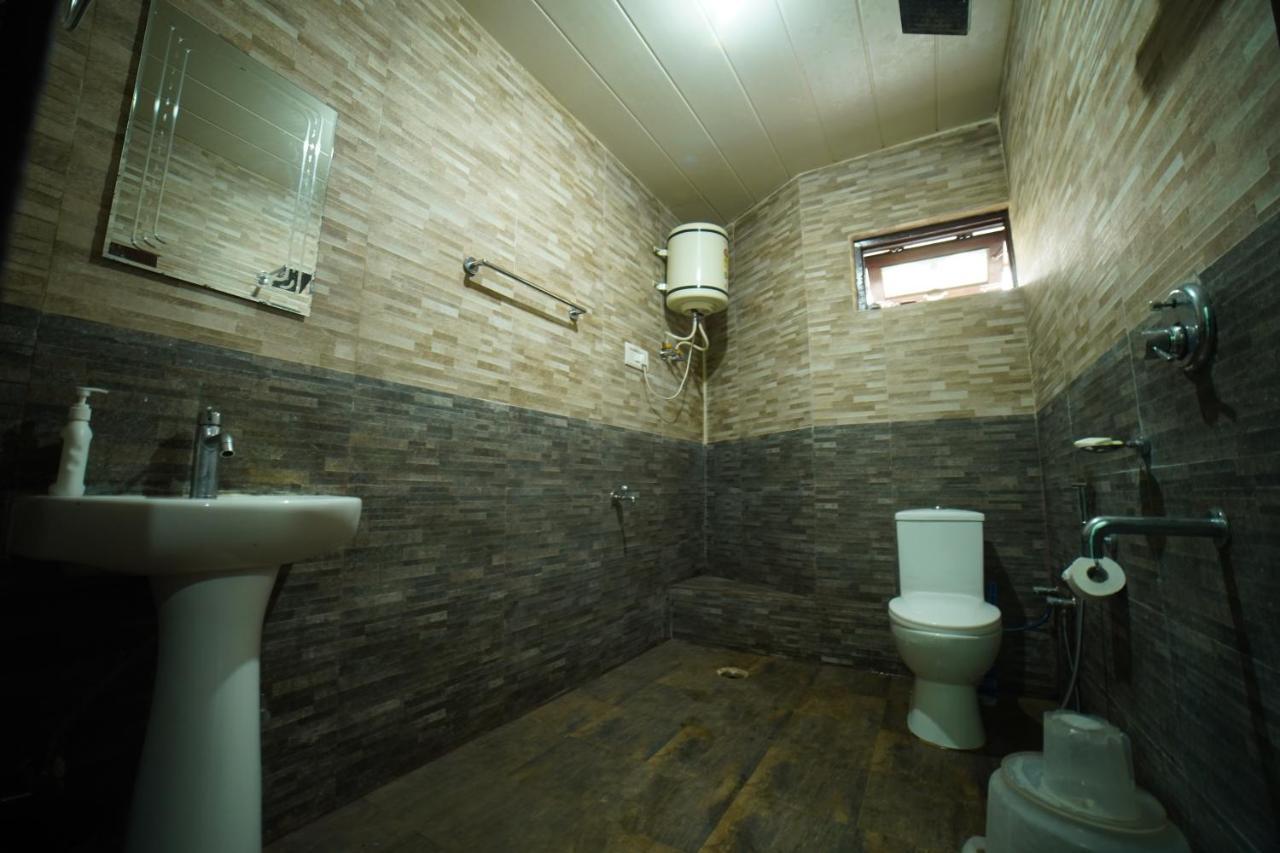Young Monk Hostel & Cafe Dharamkot МакЛеод Ганж Екстериор снимка