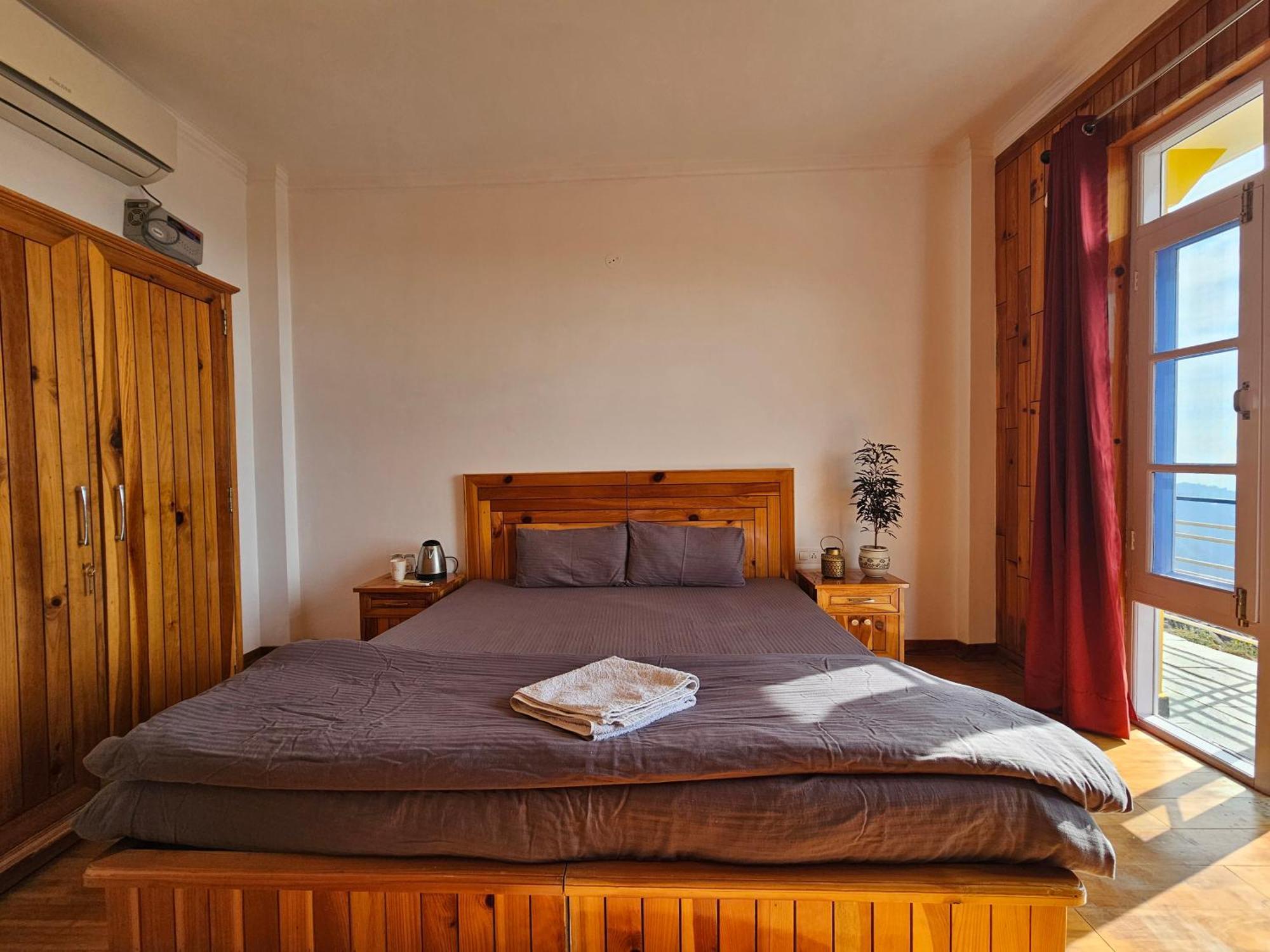 Young Monk Hostel & Cafe Dharamkot МакЛеод Ганж Екстериор снимка