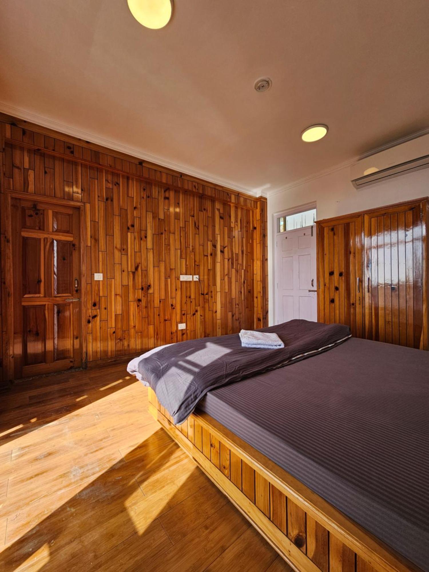 Young Monk Hostel & Cafe Dharamkot МакЛеод Ганж Екстериор снимка