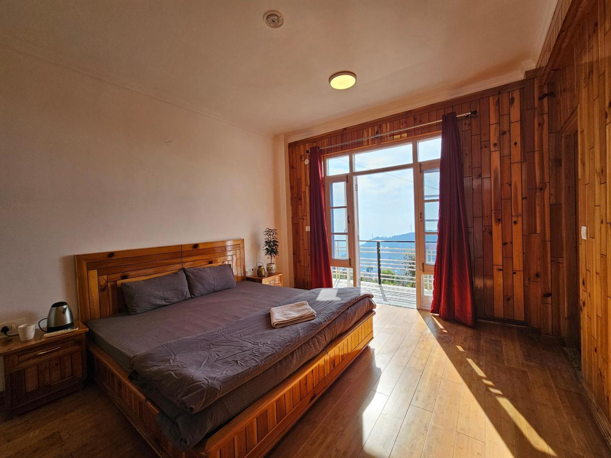 Young Monk Hostel & Cafe Dharamkot МакЛеод Ганж Екстериор снимка