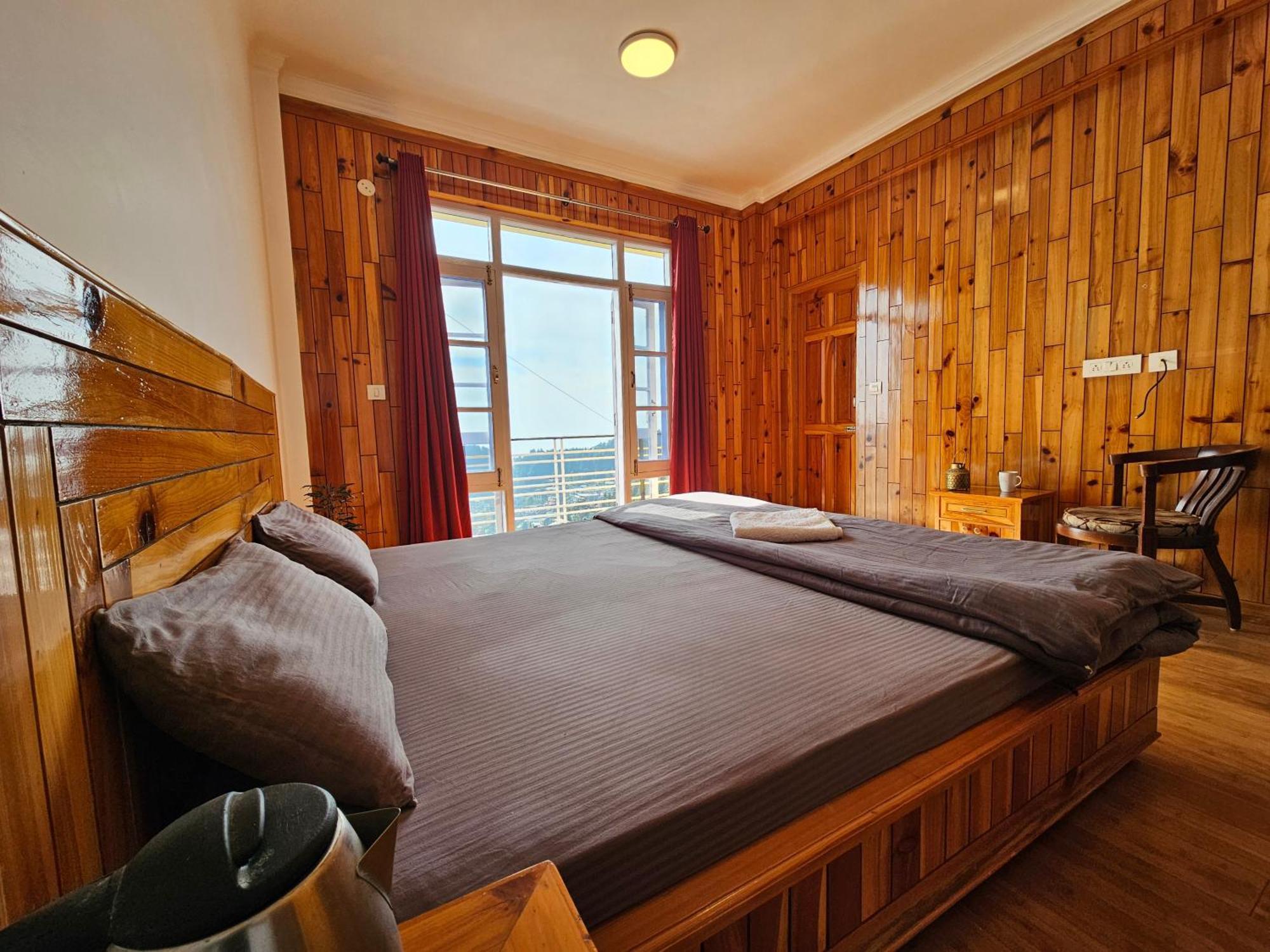 Young Monk Hostel & Cafe Dharamkot МакЛеод Ганж Екстериор снимка
