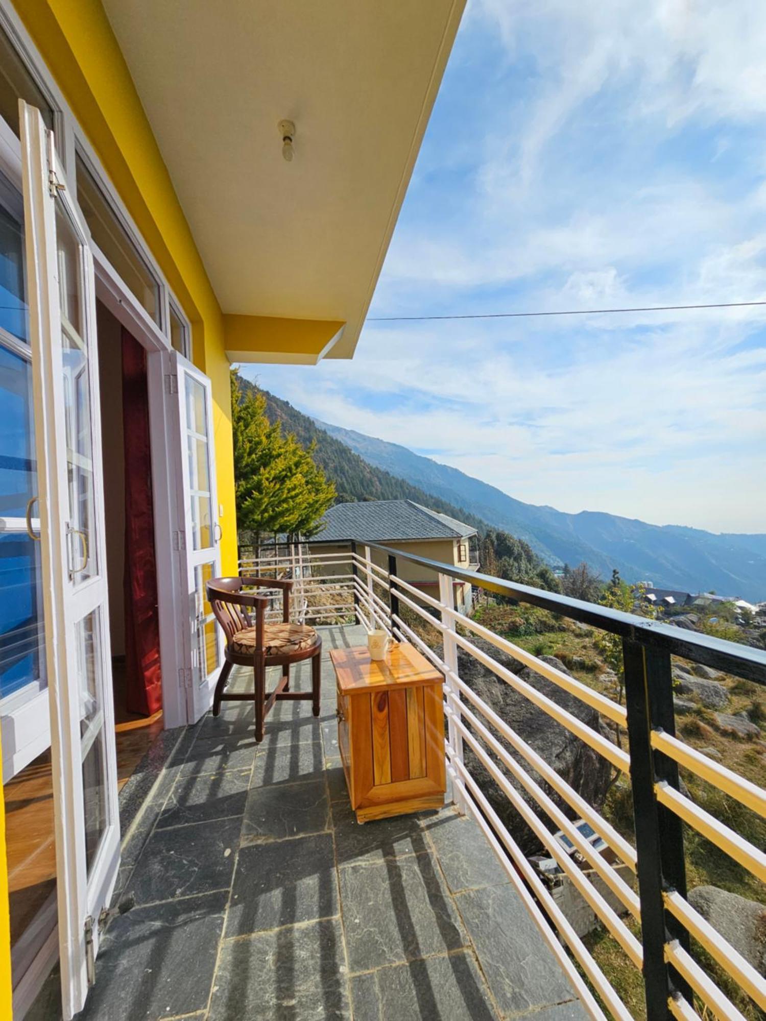 Young Monk Hostel & Cafe Dharamkot МакЛеод Ганж Екстериор снимка