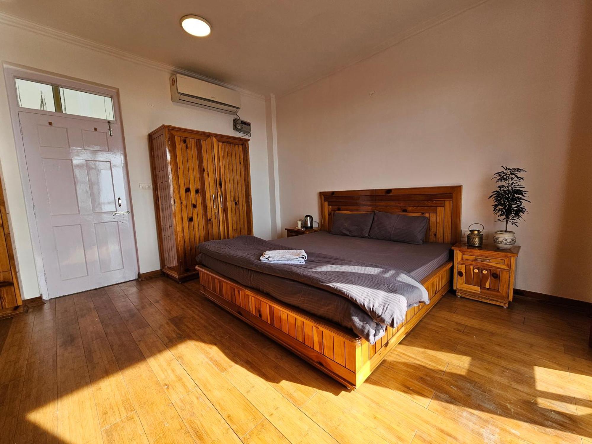 Young Monk Hostel & Cafe Dharamkot МакЛеод Ганж Екстериор снимка
