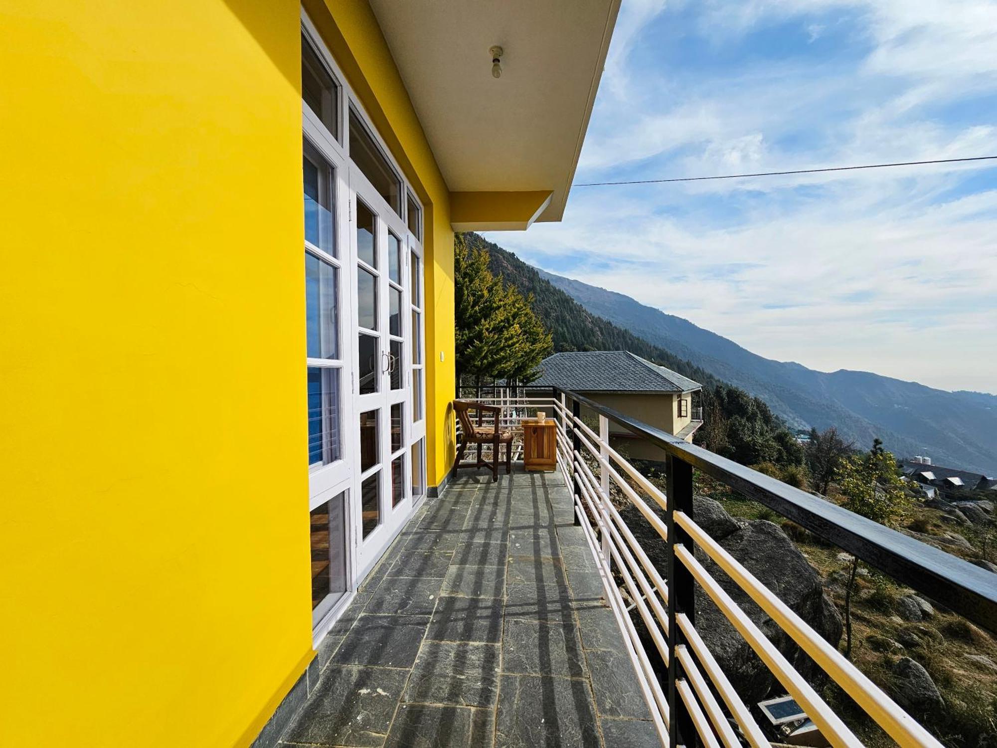 Young Monk Hostel & Cafe Dharamkot МакЛеод Ганж Екстериор снимка