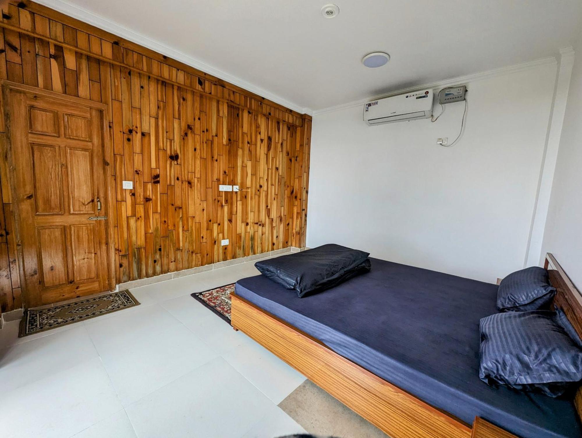 Young Monk Hostel & Cafe Dharamkot МакЛеод Ганж Екстериор снимка