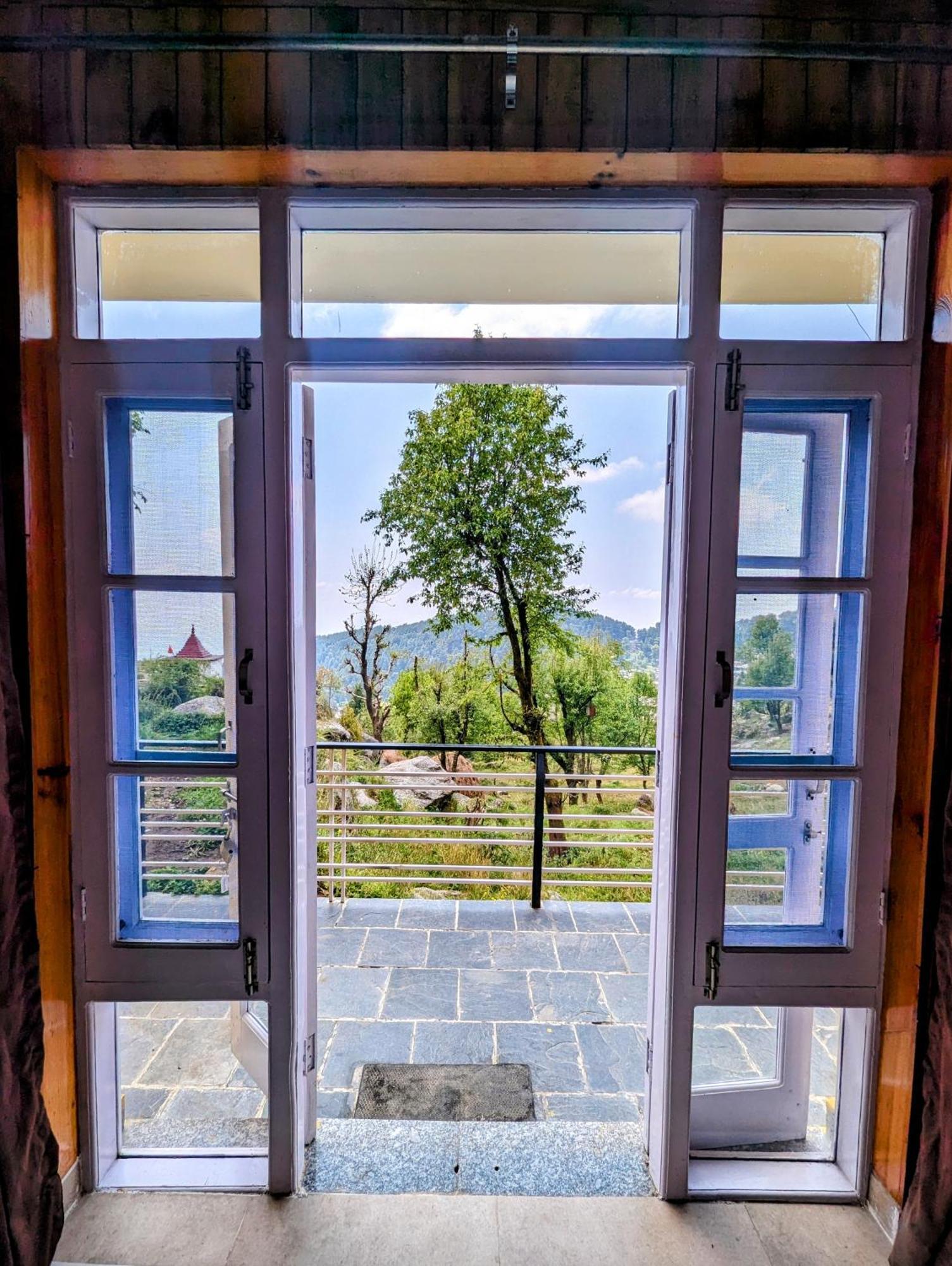Young Monk Hostel & Cafe Dharamkot МакЛеод Ганж Екстериор снимка