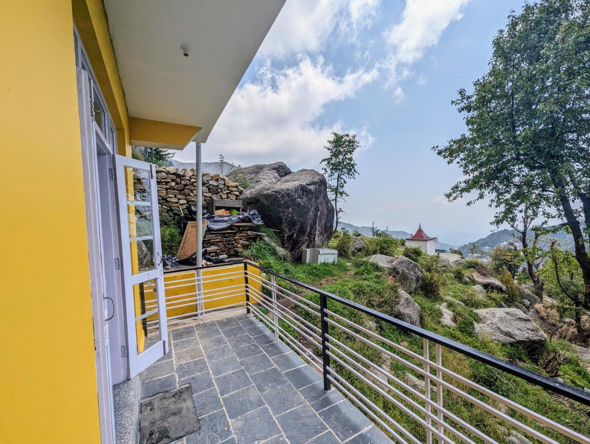 Young Monk Hostel & Cafe Dharamkot МакЛеод Ганж Екстериор снимка